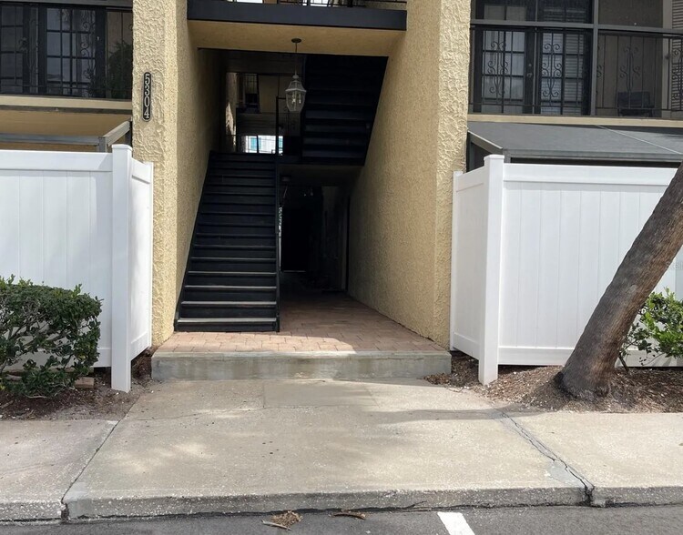 Building Photo - 5304 W Kennedy Blvd