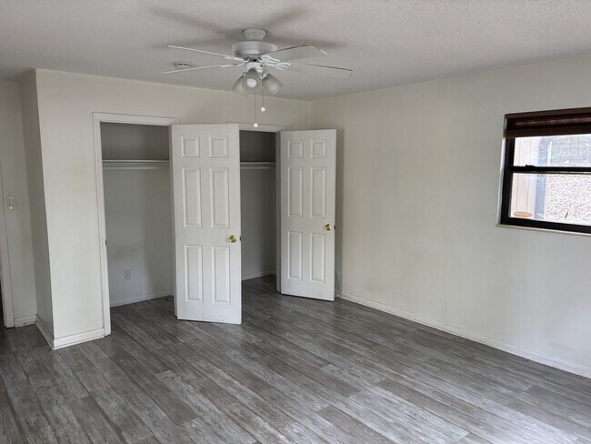 Building Photo - 2409 Almond Dr