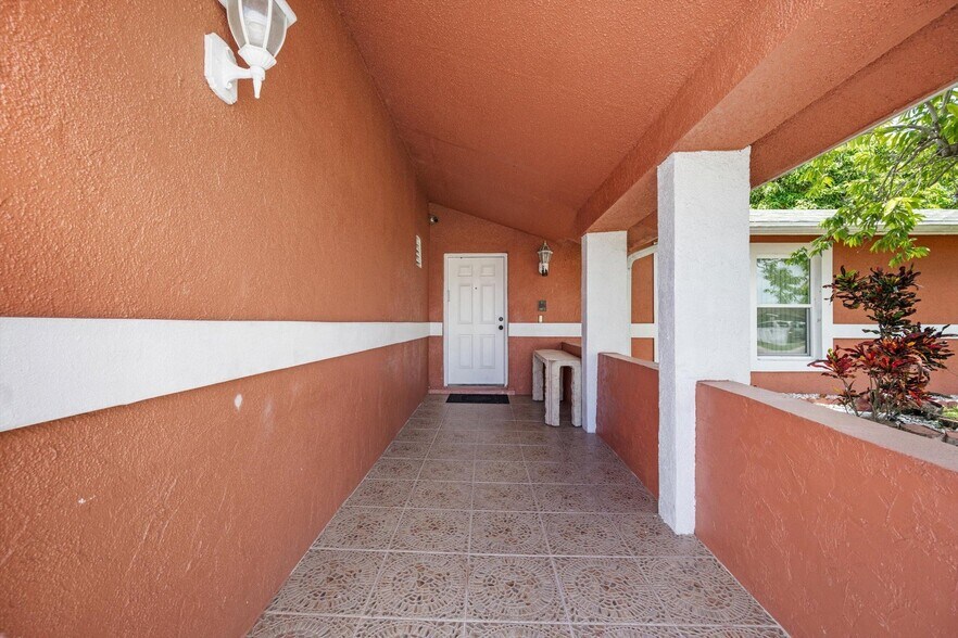 Building Photo - 4928 Marbella Rd N