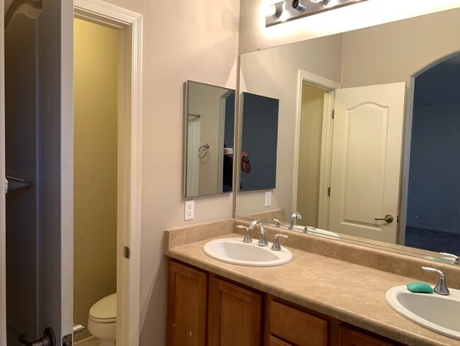 Building Photo - 3Bdm 2Ba Home, Popular Location, Available...