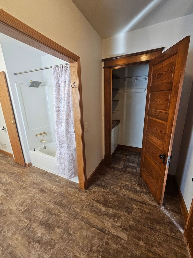 Building Photo - 1-603 1/2 N Superior Ave