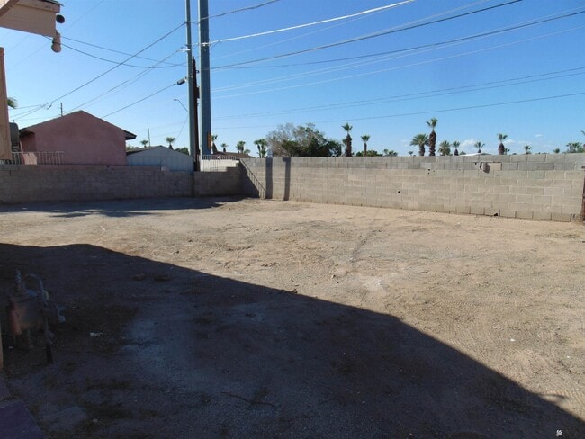 Building Photo - 2070 E La Mesa St