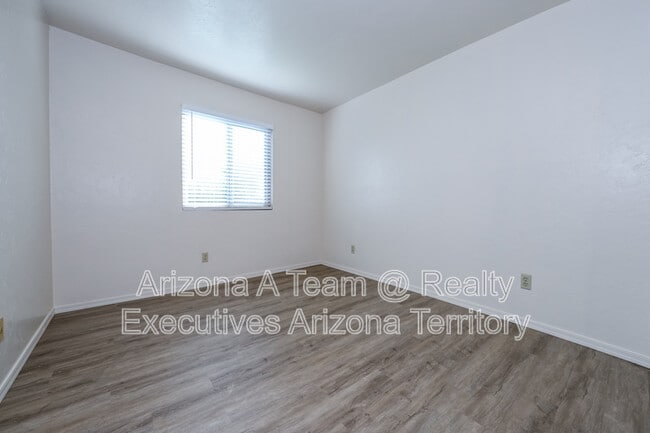 Building Photo - 312 E 24th St