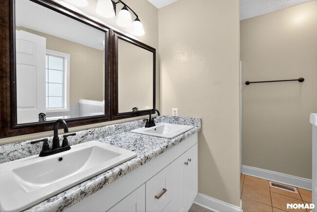 Building Photo - 198 Lakeview Dr