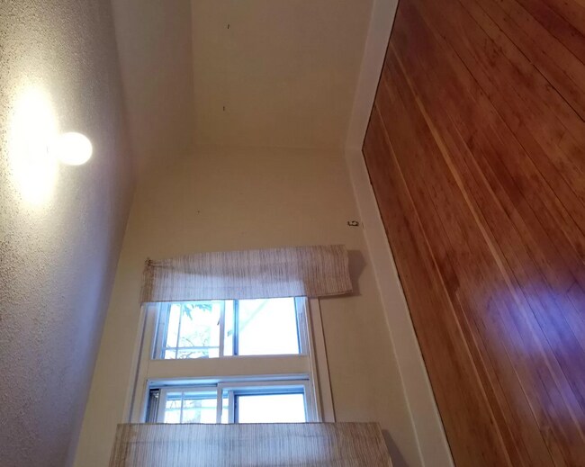 Building Photo - 814 11th Ave N