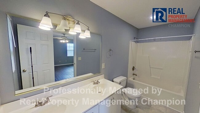 Building Photo - 3 BD/2 BA Upper Unit Condo in Hawthorne Park with Move In Special