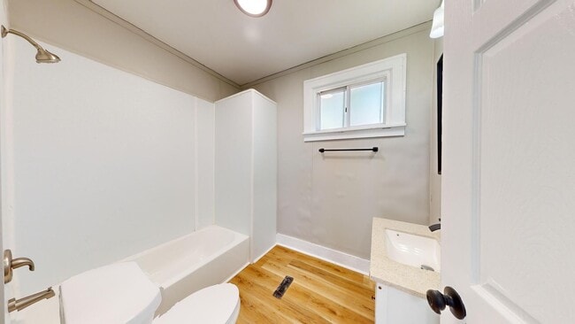 Building Photo - 3 Bed Single Family with Huge Kitchen and ...