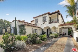 Building Photo - 10749 Weyburn Ave