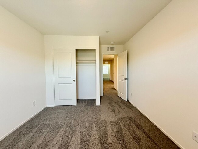 Building Photo - BRAND NEW 3 BED 2.5 BATH 2 CAR GARAGE TOWN...