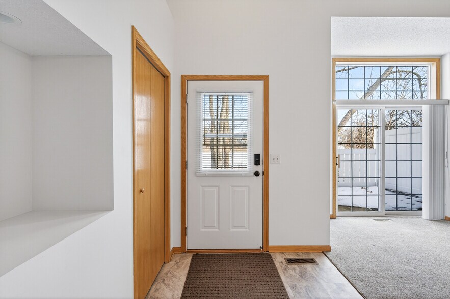 Building Photo - 475 Hickory Ln N