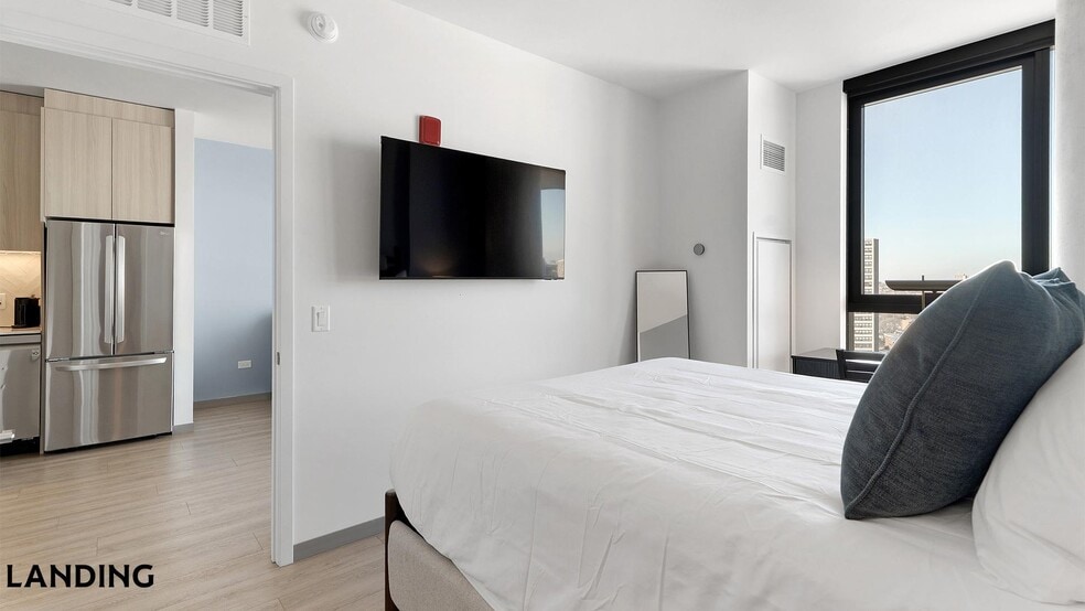 Building Photo - 513 S Damen Ave