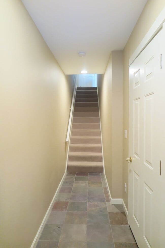 Building Photo - Discover easy living at Forest Heights 2b/2ba Townhome!