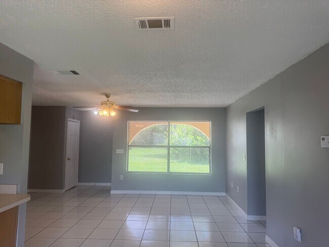 Building Photo - Spacious Duplex in Poinciana