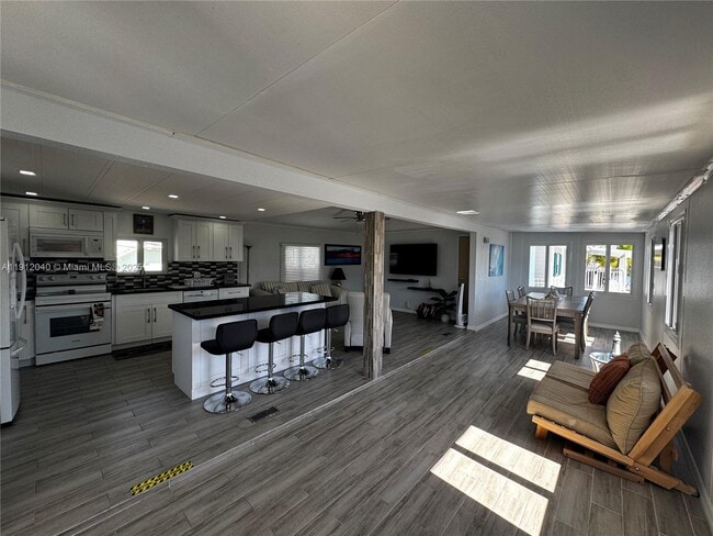 Building Photo - 228 Orchid St