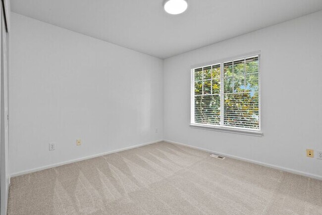 Building Photo - Immaculate Redmond Ridge Air-Conditioned B...