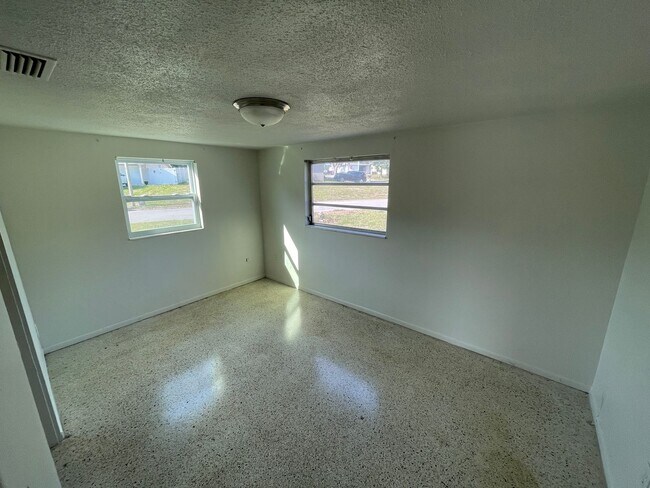 Building Photo - 2/1/1 New Port Richey