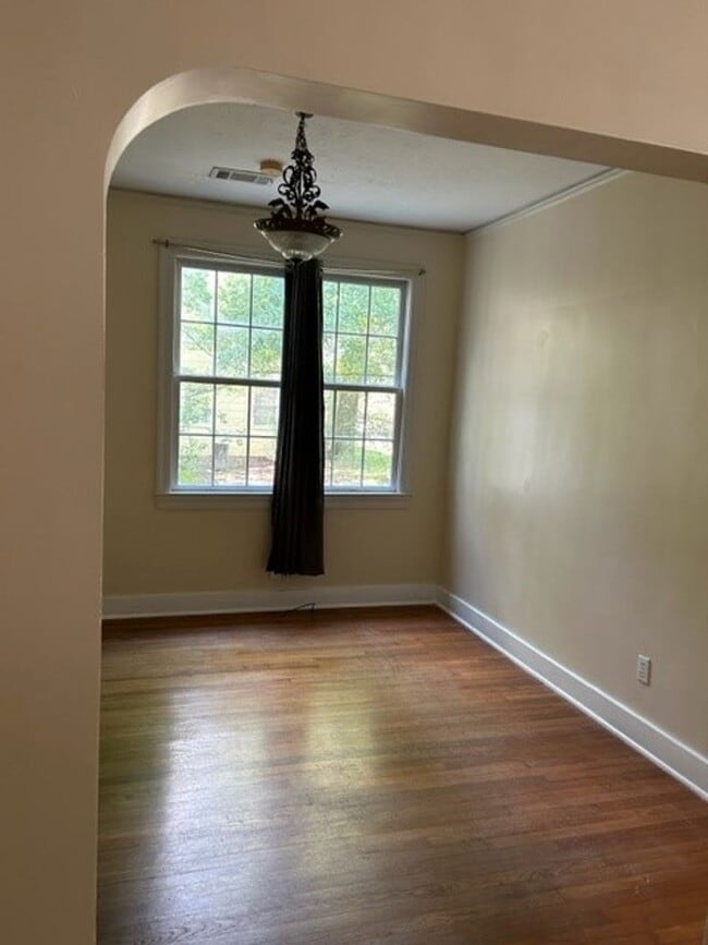 Building Photo - Beautiful Spacious Updated Home In Belhave...