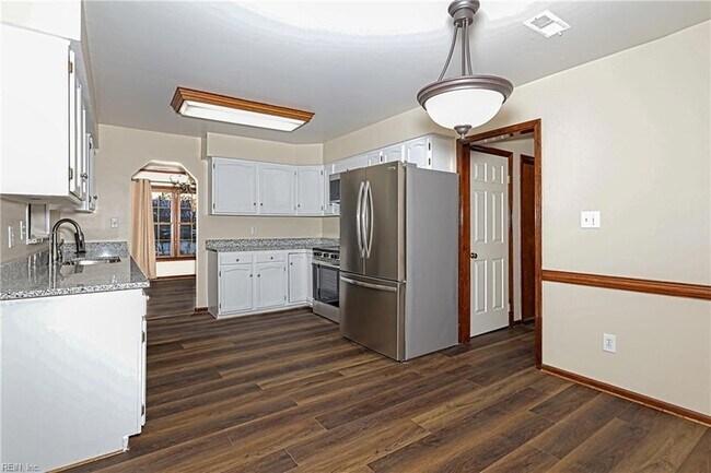 Building Photo - 1008 Hollins College Ct