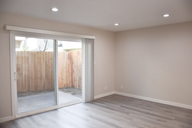 Building Photo - Olive (815) North