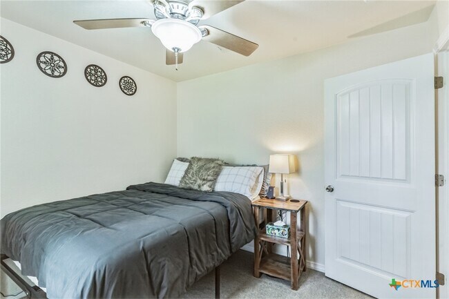 Building Photo - 1507 Hazelnut Dr