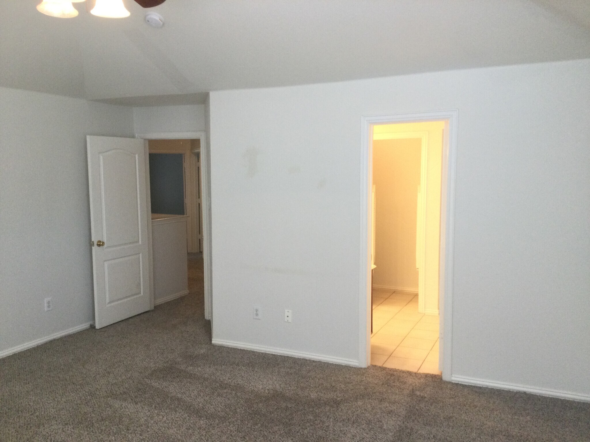 Building Photo - 2208 Ridgewood Dr