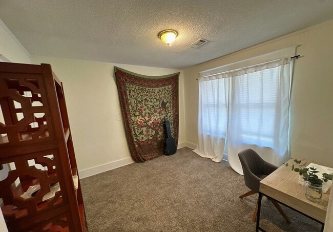 Building Photo - Beautiful 4 Bedroom Home Available