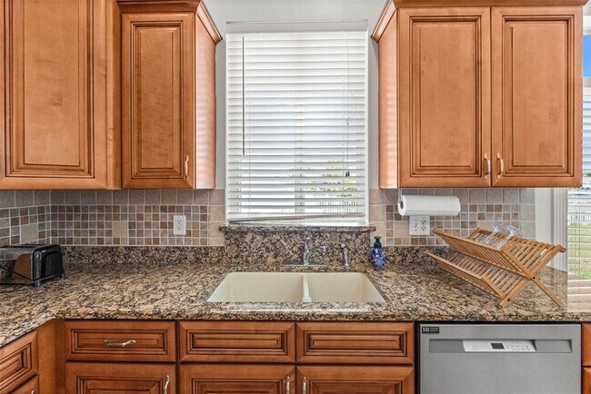 Building Photo - 710 116th Ave