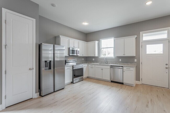 Building Photo - Modern 4 Bedroom Home in Southside