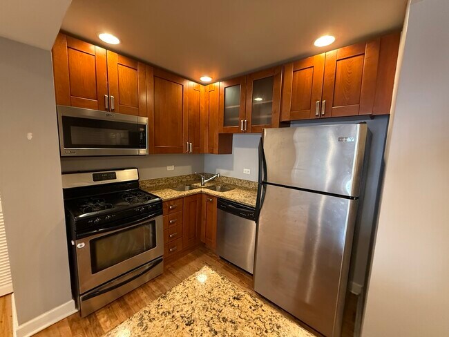 Building Photo - 6954 N Greenview Ave