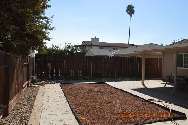 Building Photo - 1125 W Tuolumne Rd