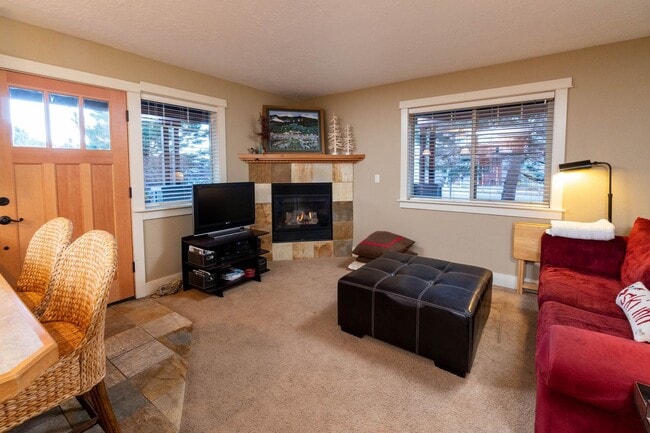 Building Photo - Beautiful Awbrey Butte ADU cottage w attac...