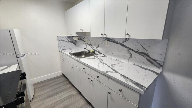 Building Photo - 7231 Miami Lakes Dr
