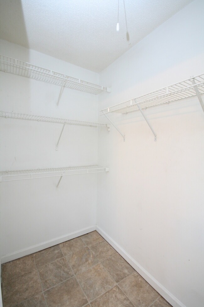 Building Photo - 105 Oakline Dr