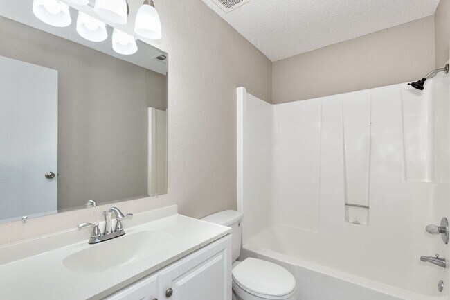 Building Photo - Don’t miss out on this beautiful 3 bedroom, 2 bath home in Bel Aire!