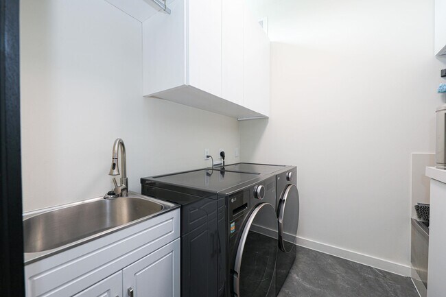 Building Photo - 3013 George Martin Dr