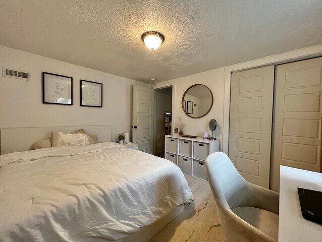 Building Photo - Beautifully Remodeled 5 Bed 2 Bath House i...