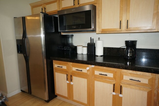 Building Photo - Beautiful Beaverton Townhouse