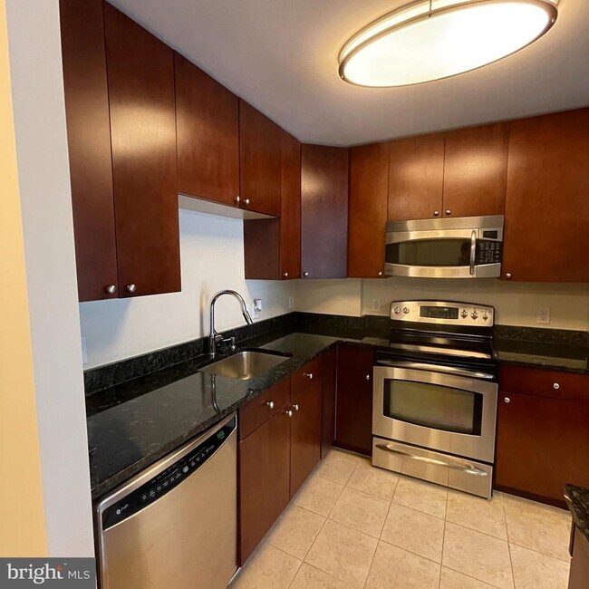 Building Photo - 155 Potomac Passage
