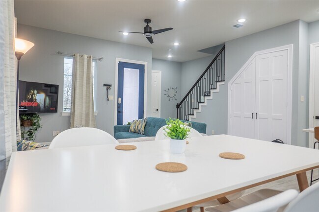 Building Photo - 2214 Des Chaumes St