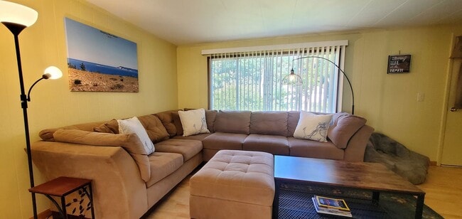 Building Photo - Charming 3-Bedroom, 1.5-Bathroom Fully Fur...