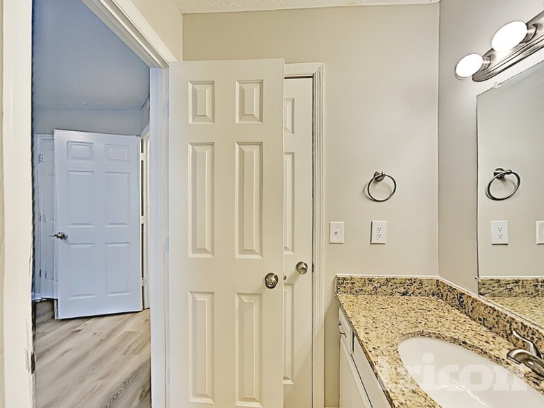 Building Photo - 102 Natchez Ct S