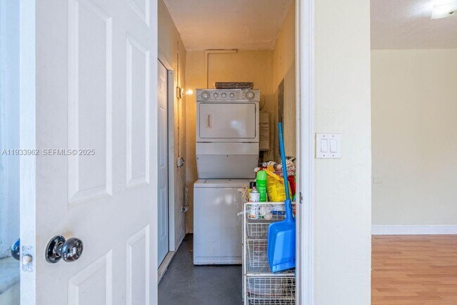 Building Photo - 1265 NE 142nd St