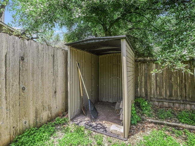 Building Photo - 806 Sunny Ln