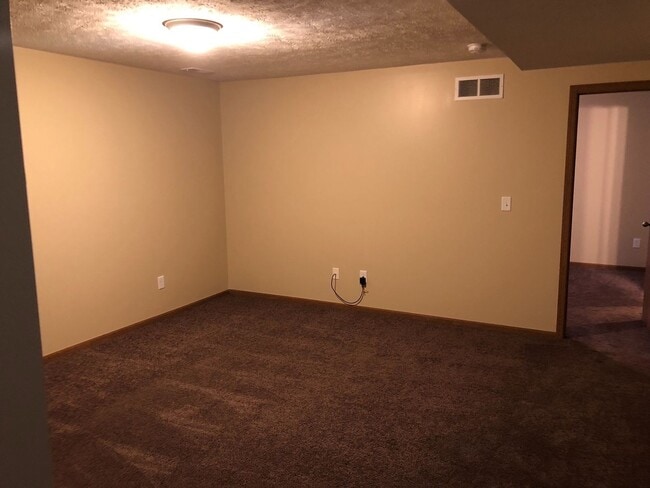 Building Photo - Newer Construction Excellent Family Neighborhood