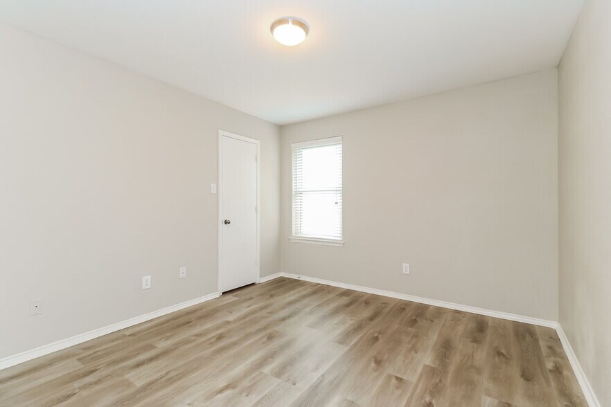 Building Photo - 726 Victoria Dr