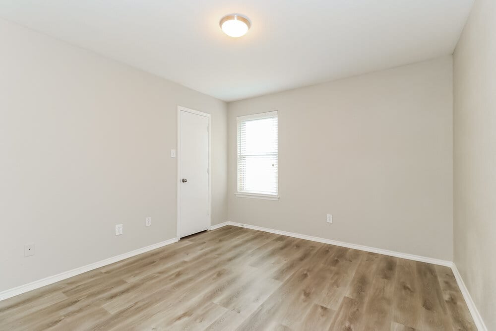 Building Photo - 726 Victoria Dr