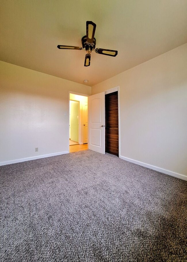 Building Photo - Charming Single Story 3bd House with Large Yard!