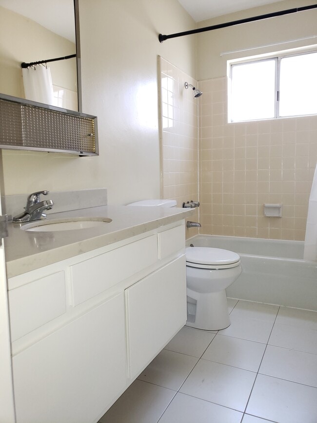 Bathroom - 1644 Colby Ave