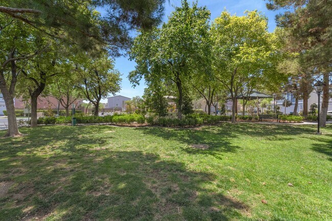 Building Photo - 3 Bedroom, 2 bathroom, 2 Car Garage Home i...