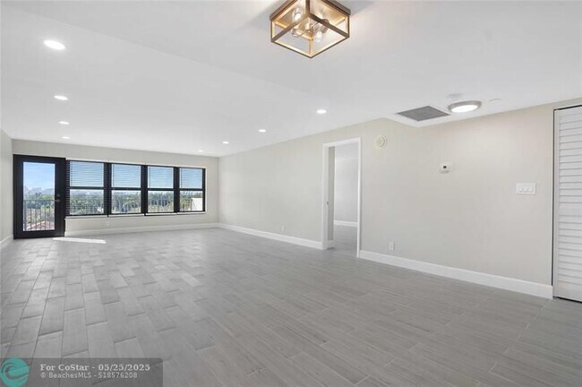 Building Photo - 3200 Port Royale Dr N